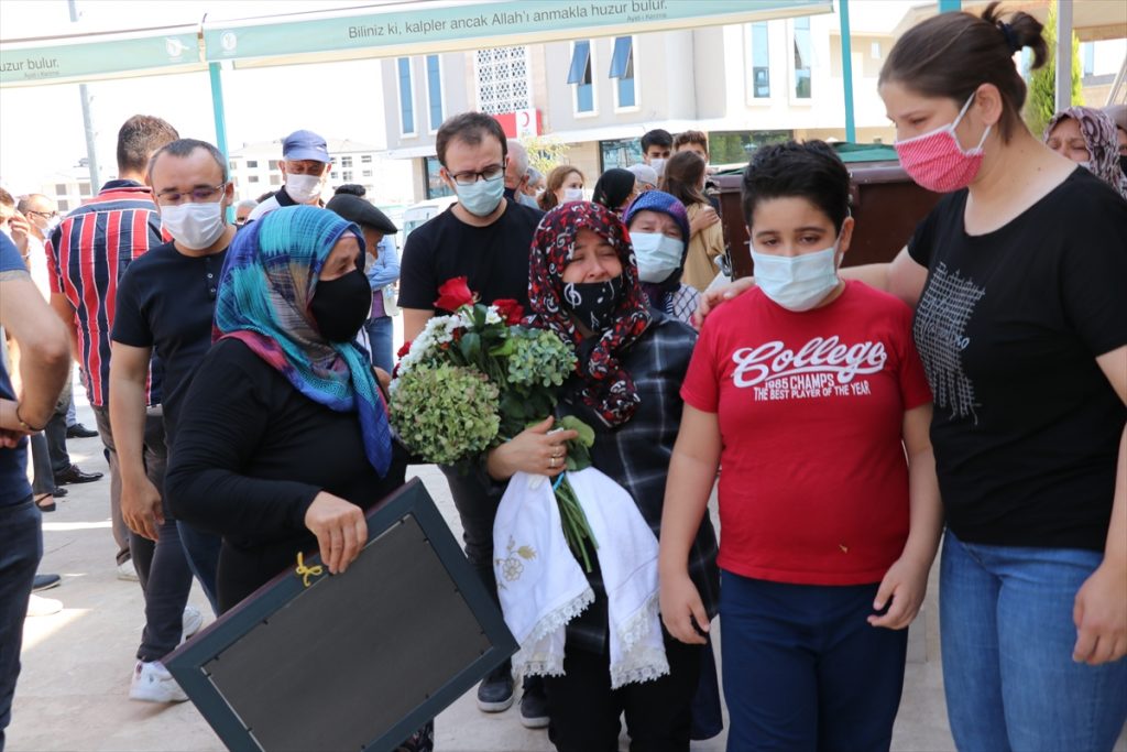 Denizli'deki kuruyemiş işletmesinde çıkan yangında ölen 2 işçi toprağa verildi 2 20200905 2 44210399 57920516 Web