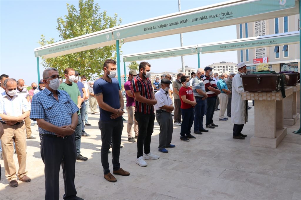 Denizli'deki kuruyemiş işletmesinde çıkan yangında ölen 2 işçi toprağa verildi 3 20200905 2 44210399 57920519 Web