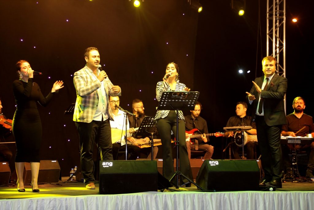 Afyonkarahisar'da ilk kez gerçekleştirilen arabada konser etkinliğine ilgi 2 20200926 2 44538491 58426641 Web