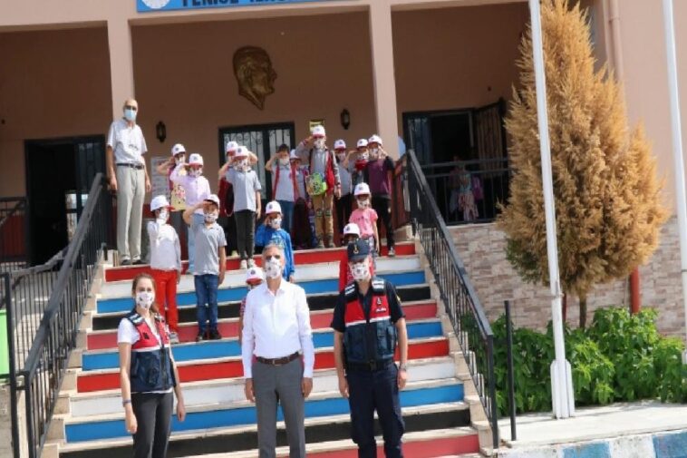 Jandarma, Karacasulu minik öğrencilerin heyecanına ortak oldu 1 jandarma karacasulu minik ogrencilerin heyecanina ortak oldu pe2IOAHn