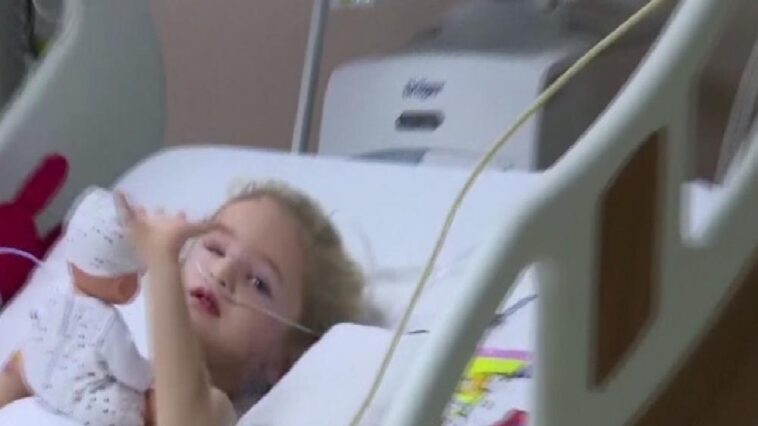 Enkazdan 65 saat sonra çıkarılan Aydınlı Elif Bebek annesine el salladı 1 enkazdan 65 saat sonra cikarilan aydinli elif bebek annesine el salladi qlCHNkSl
