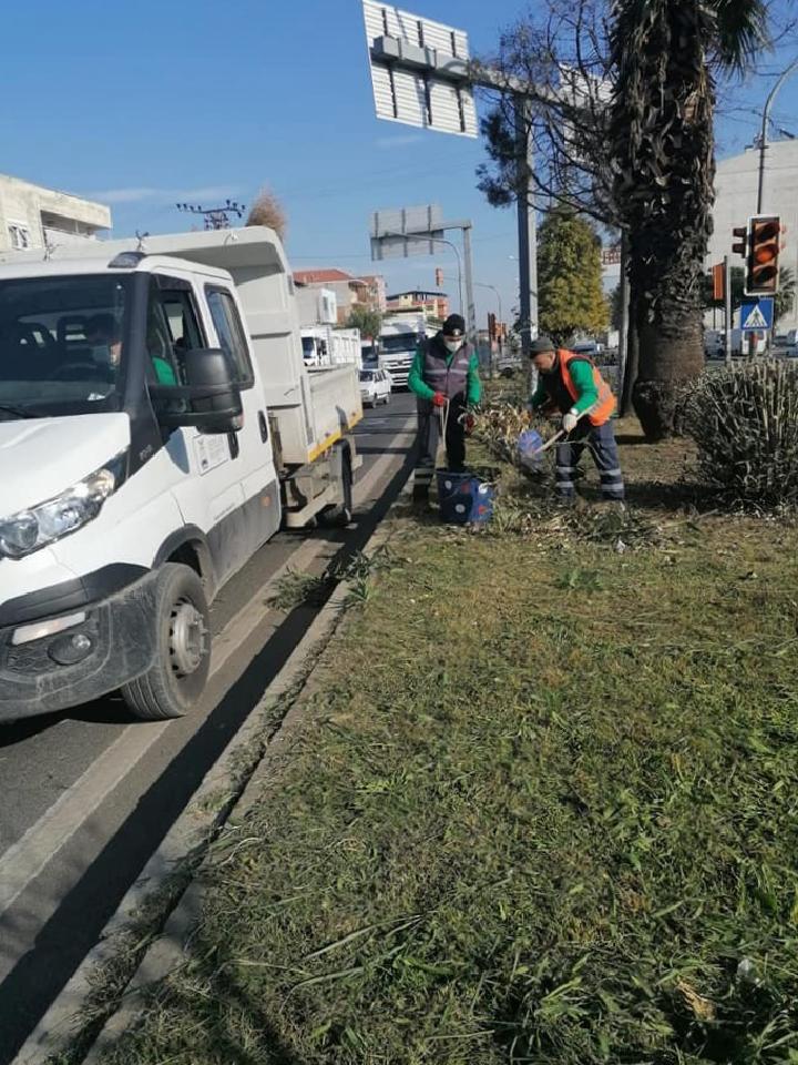 Umurlu’da yeşil alan temizlik çalışmaları devam ediyor 1 umurluda yesil alan temizlik calismalari devam ediyor