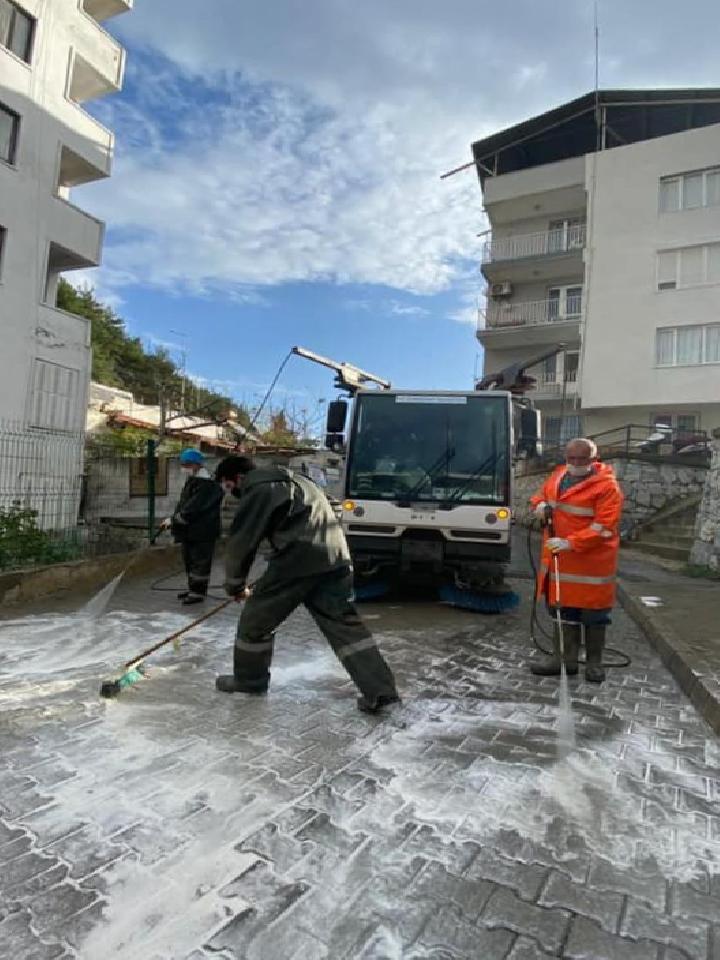 Sokağa çıkma kısıtlamasında Kuşadası sokakları baştan sona köpüklü suyla yıkandı 1 sokaga cikma kisitlamasinda kusadasi sokaklari bastan sona kopuklu suyla yikandi